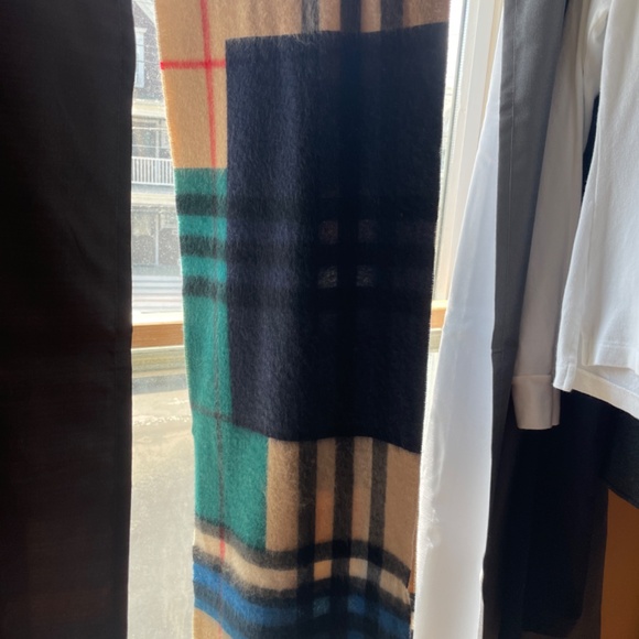 Woman’s Burberry scarf authentic cashmere - Picture 4 of 7